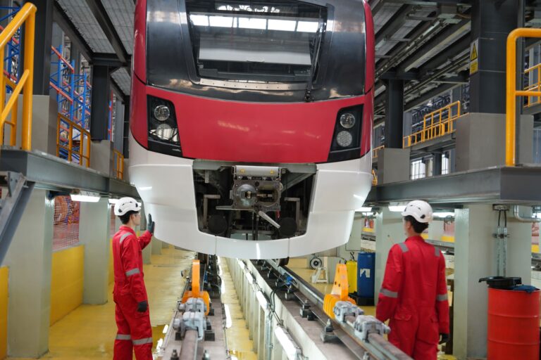 dos-hombres-estan-mirando-un-tren-que-esta-en-una-via