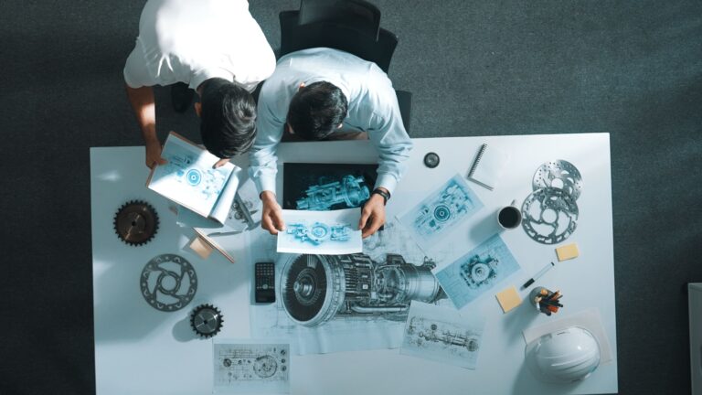 vista-superior-del-gerente-sentado-mientras-el-colega-pregunta-en-la-reunion-alimentacion